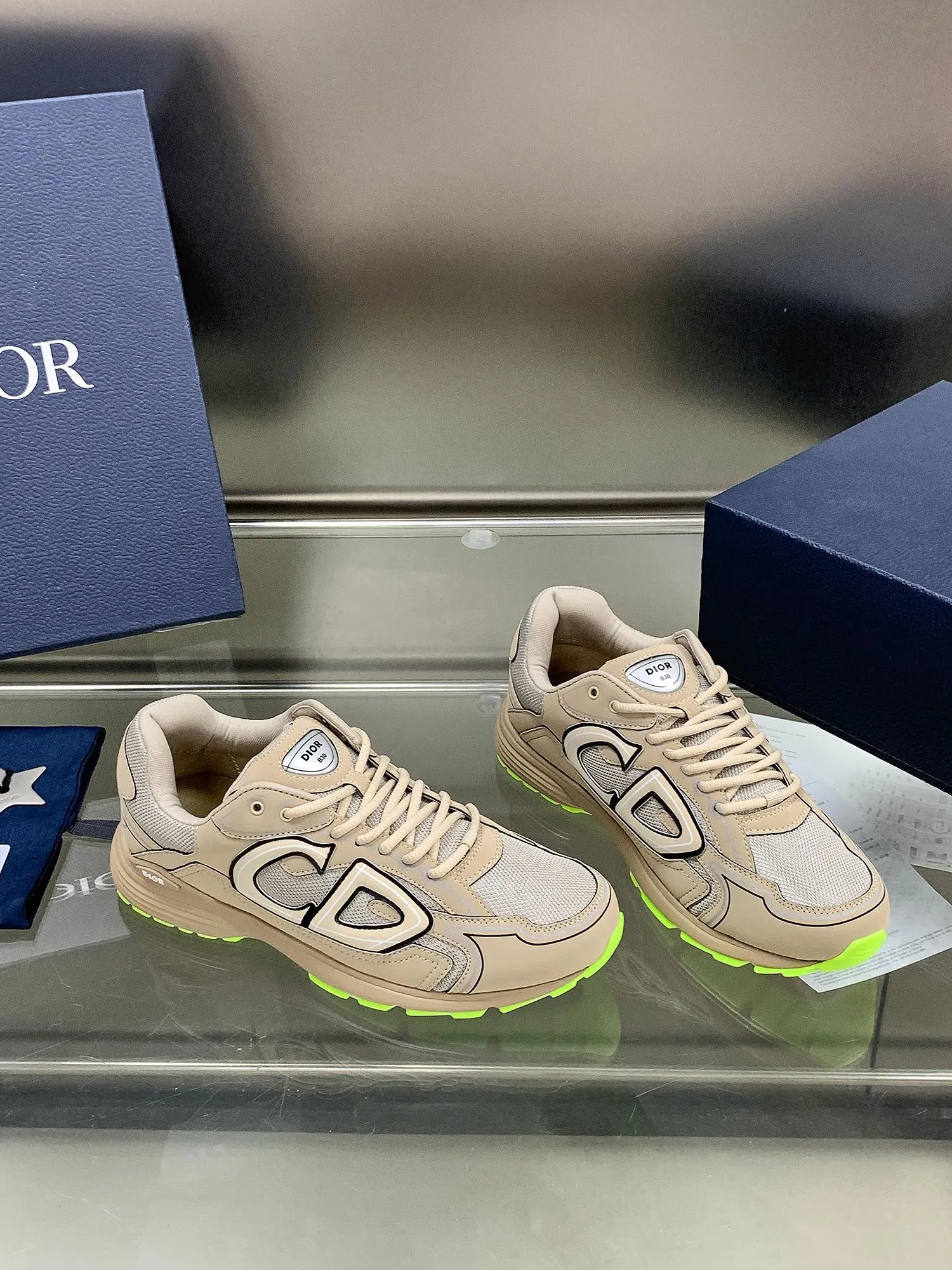👟👟Ex-factory price 660👟👟 Newly upgraded Dior B30 series dad sneakers. New B30 sneakers. Dad Shoes style shoes that follow the trend of the retro market. The Dior logo on the tongue also indicates that this pair of shoes is the B30 model! B30 uses fine-textured leather and mesh cloth materials to form a shoe body. There are conspicuous letters CD on both sides of the shoe body to indicate identity. Many lines on the shoe body outline details to make the shoes look less monotonous and full of retro flavor. The delivery counter is exquisitely packaged🛍📦 ▪️Fabric: Original customized technical fabric + mesh ▪️Inner lining: Customized breathable lining ▪️Outsole: IP+TPU outsole ▪️Sole thickness: 3.5CM ▪️Size: Women’s size 35-40 / Men’s size 39-45